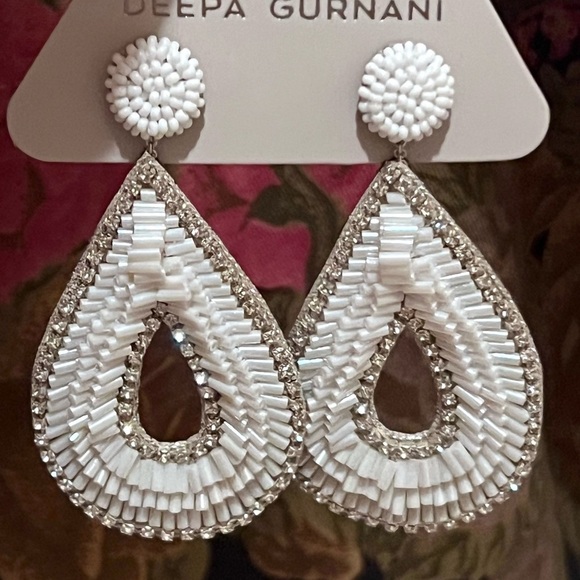 🌺🎉HP🎉🌺 NWT Deepa Gurnani Beaded White Crystal Hoop Chandeliers - Picture 13 of 16
